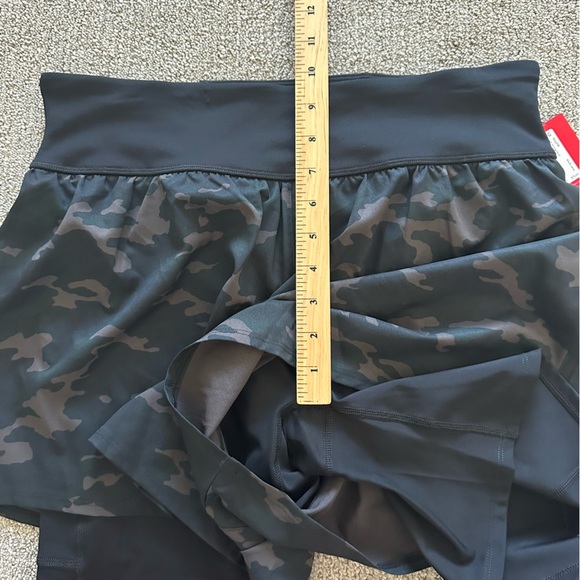 Spanx Get Moving Shorts Black Camo Size XL - Picture 7 of 7